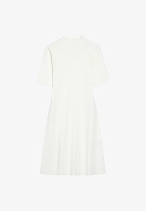 Krótka biała sukienka z krótkim rękawem i wysokim dekoltem, wykonana z miękkiego, prążkowanego materiału. Sukienka w kształcie litery A, o gładkiej fakturze i bez widocznych wzorów.