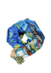 Sciarpa di seta con un motivo astratto blu e multicolore, con bordi frangiati. Leggera, con una texture morbida e forma circolare.