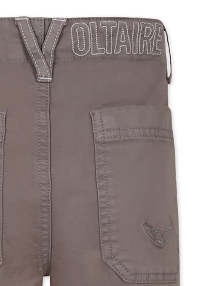 Pantaloni in denim grigio con vita alta, due tasche frontali e cuciture decorative. Il marchio "OLTAIRE" è ricamato sulla vita.