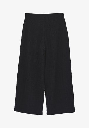 Zwarte, geribbelde, wijd uitlopende cropped broek met een elastische tailleband, plat gelegd op een witte achtergrond.