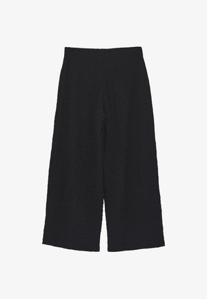 Zwarte, geribbelde, wijd uitlopende cropped broek met een elastische tailleband, plat gelegd op een witte achtergrond.