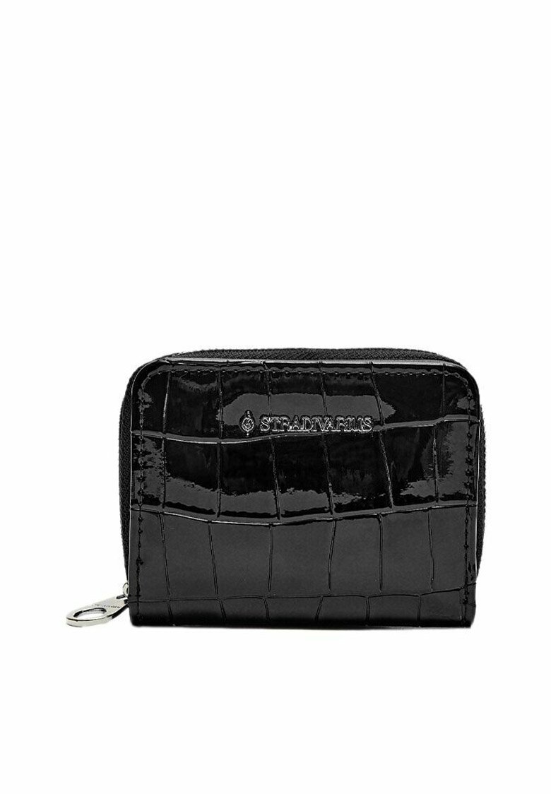 Portefeuille zippé noir en simili-cuir crocodile brillant avec un motif texturé. Comprend un logo argenté à l'avant. Forme rectangulaire compacte.