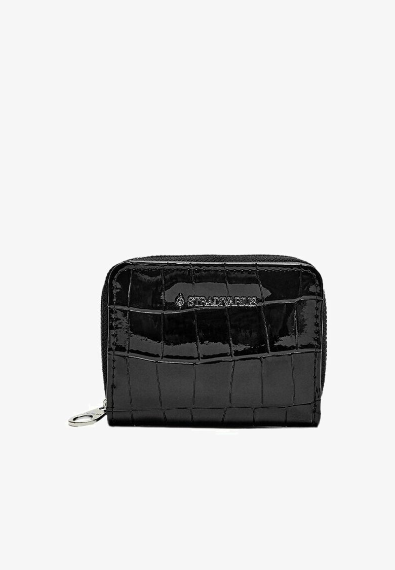 Portefeuille zippé noir en simili-cuir crocodile brillant avec un motif texturé. Comprend un logo argenté à l'avant. Forme rectangulaire compacte.