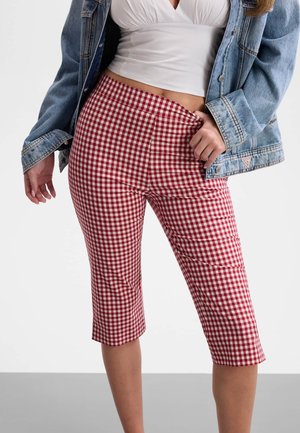 Guess BEDRUCKTE CAPRIHOSEN - Shorts - rot