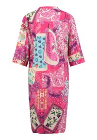 Bunt gemustertes kleid in knielanger Länge mit einer Mischung aus Pink, Blau und Creme. Das Material umfasst einen weichen Stoff mit Blumen- und Tiermotiven.