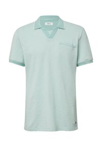 Lichtblauwe polo met V-hals, korte mouwen en een borstzak aan de linkerkant. Voorzien van contrasterende witte afwerking op de kraag en de mouwen.