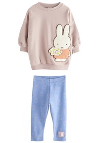 Ljust rosa sweatshirt med en plyschkanin och blommor; parat med blå leggings med ett kaninmönster och en liten logotyp. 