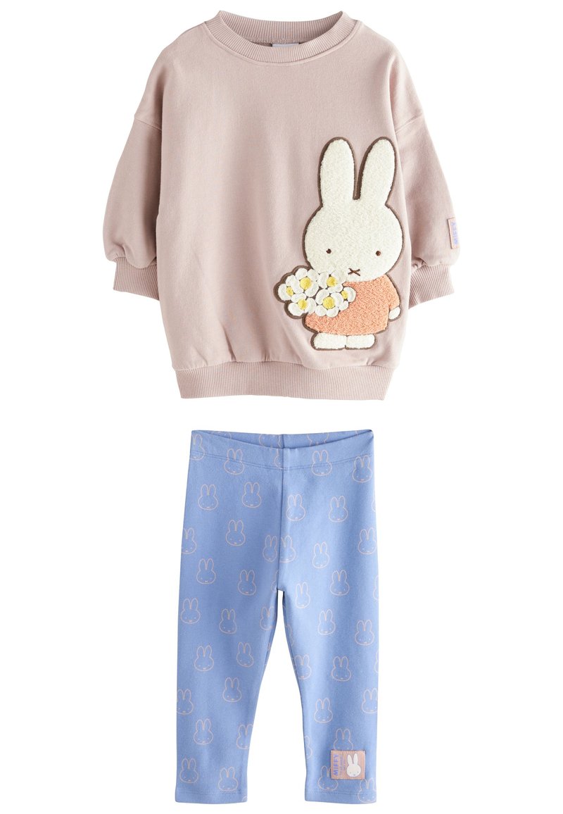 Ljust rosa sweatshirt med en plyschkanin och blommor; parat med blå leggings med ett kaninmönster och en liten logotyp. 