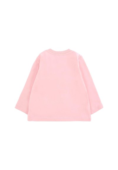 Chemise à manches longues en tissu rose doux, avec un col en maille côtelée et une texture lisse, présentant un dos simple et sans embellissement.