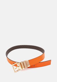 Oranje lederen riem met een gladde textuur en een gouden gesp. Binnenkant heeft een bruin patroon. Klassiek, slank ontwerp.