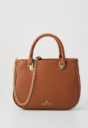 Borsa in finta pelle marrone con doppio manico, tracolla in catena dorata removibile e un accento del logo dorato lucido sul fronte.