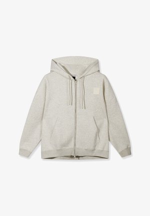 Lichtgrijze hoodie met rits, capuchon, voorzakken, trekkoorden en een klein vierkant label op de linkerborst, getoond op een witte achtergrond.