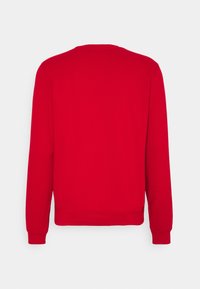 Felpa rossa con scollo a girocollo, maniche lunghe e polsini a costine. Tessuto liscio e colore uniforme, senza motivi o accenti visibili.