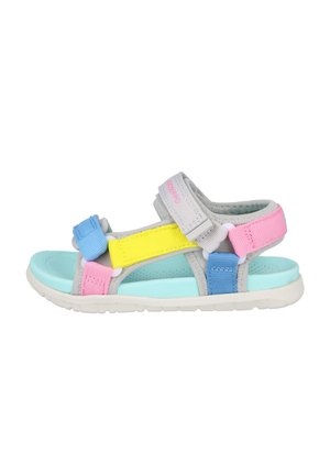 Sandalia deportiva para niño con puntera abierta, suela azul y tiras ajustables de tela en rosa, amarillo, azul y gris, con suela exterior de goma blanca.