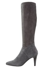 Botte montante grise en daim avec un bout pointu et un talon fin. Présente un accent angulaire près du talon et une texture lisse.