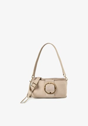 Bolso de cuero beige con dos asas, hebilla circular dorada decorativa y cierre de cremallera en la parte superior.