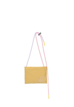 Kleine rechteckige gelbe Umhängetasche mit einem weißen bestickten Smiley-Gesicht und pinken sowie lila verstellbaren Trägern.