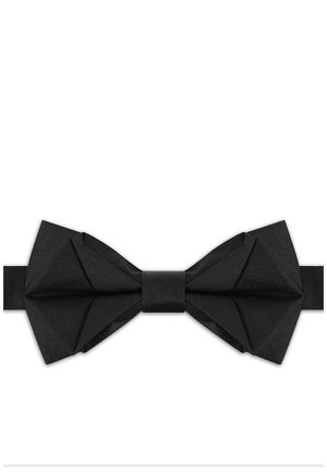 Czarna muszka z tkaniny o złożonym, kanciastym wzorze oraz regulowanym pasku.