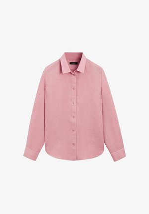 Roze overhemd met lange mouwen, knoopsluiting, puntkraag en manchetten, plat weergegeven tegen een witte achtergrond.