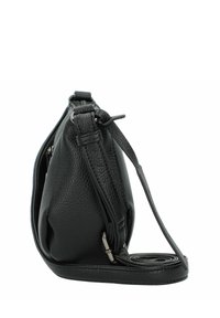 Bolso cruzado de piel negra con un acabado texturizado, cierre de cremallera y una correa ajustable. Forma compacta y holgada con costuras detalladas.