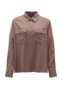 Chemise marron à manches longues à boutons, avec col pointu et deux poches à rabat à l'avant, en tissu lisse.