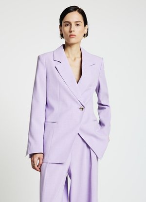 Blazer violet clair ajusté avec col à revers cranté, fermeture à un bouton et poches avant. Assorti à un pantalon large assorti.