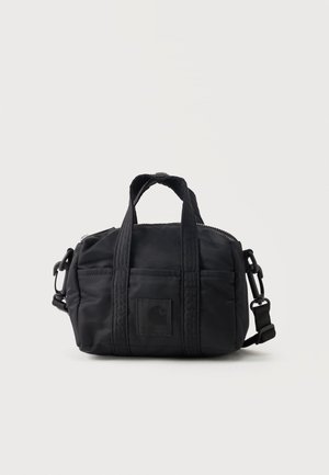 Kompakt sort stoftaske med dobbelte håndtag, frontlogo, lynlås og aftagelig skulderrem på ensfarvet baggrund.