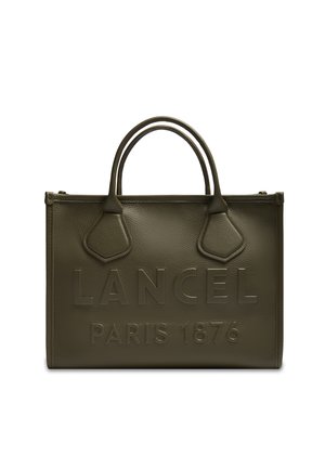 Borsa tote in pelle verde oliva scuro con due manici, con la scritta "LANCEL PARIS 1876" in rilievo sul davanti.