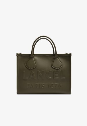 Borsa tote in pelle verde oliva scuro con due manici, con la scritta "LANCEL PARIS 1876" in rilievo sul davanti.