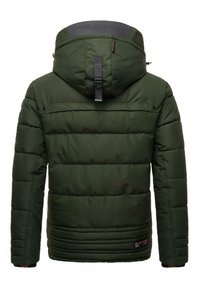 Chaqueta acolchada verde con capucha, que presenta secciones acolchadas horizontales, un logo en el cuello y un detalle de hebilla en la parte posterior.