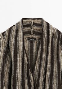 Bruine, beige en witte vertically gestreepte gebreide cardigan met een sjaalkraag, gelabeld "Massimo Dutti, Made in China."
