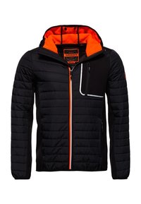 Schwarze gesteppte Jacke mit orangefarbenem Innenfutter, vorderem Reißverschluss, Reißverschlusstasche an der Brust und langen Ärmeln.