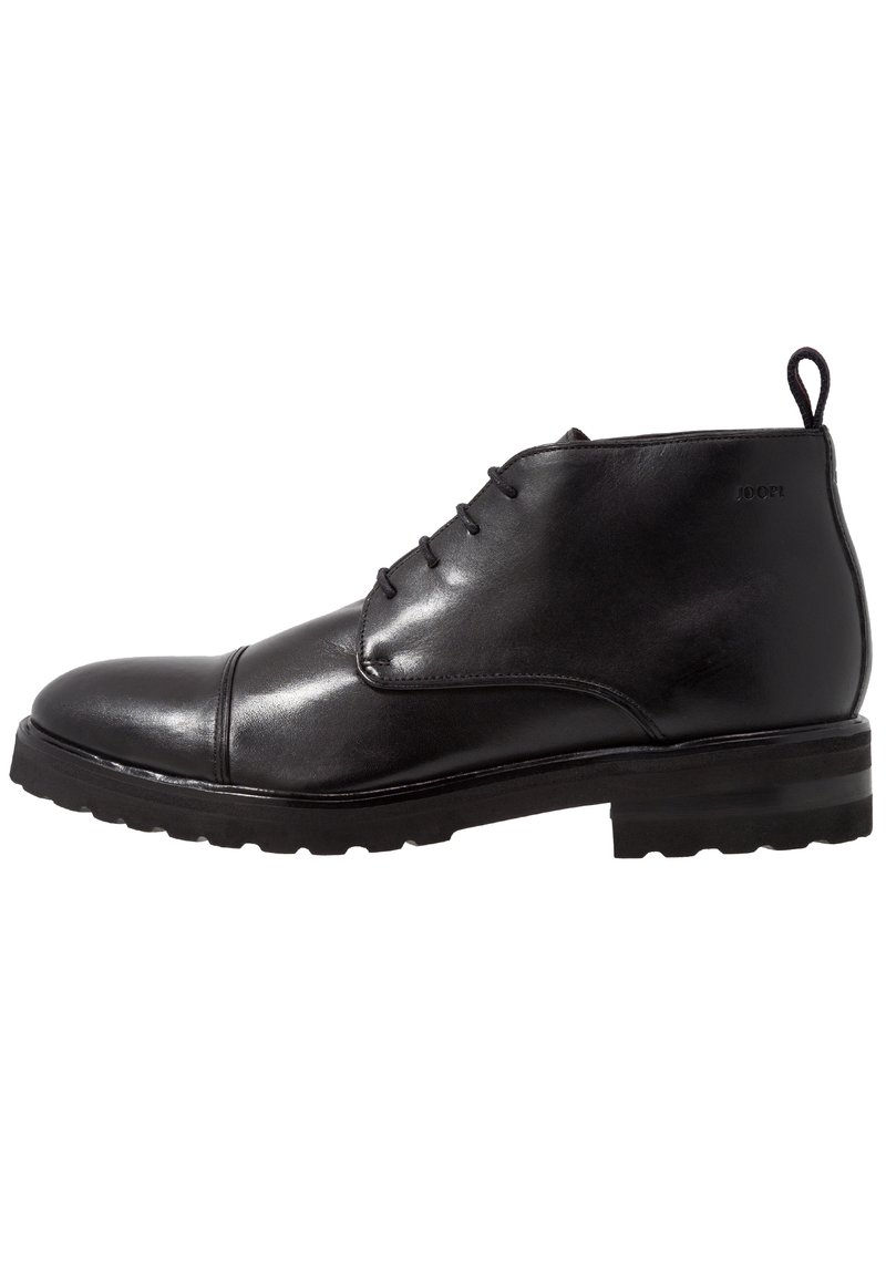 Stivaletto in pelle nera con lacci frontali, linguetta sul tallone e suola testurizzata, progettato per un abbigliamento formale o smart-casual.