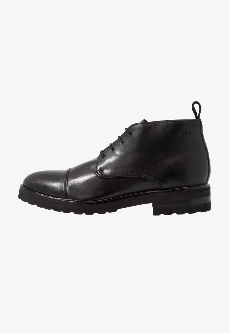 Stivaletto in pelle nera con lacci frontali, linguetta sul tallone e suola testurizzata, progettato per un abbigliamento formale o smart-casual.