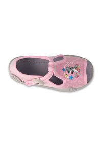 Różowy but materiałowy z paskiem typu T, zdobiony kwiatową haftą i wzorem zebry. Szara gumowa podeszwa i regulowane zapięcie na klamrę.