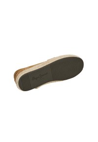 Scarpa scamosciata beige con suola in juta e gomma testurizzata. La suola presenta scanalature orizzontali per una migliore aderenza e il nome del marchio in rilievo.