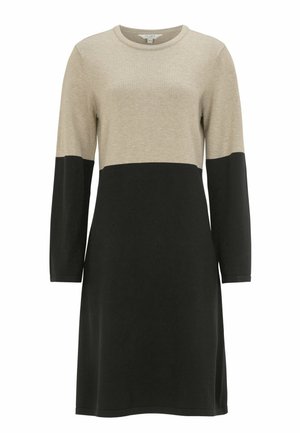Långärmad klänning med rund halsringning, med en beige överdel och en svart underdel, tillverkad av ett mjukt, texturerat tyg.