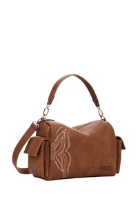 Braune Kunstlederhandtasche mit geschwungenem Design, dekorativer Naht, Seitenfächern, verstellbarem Riemen und einem auf der Vorderseite eingeprägten Logo.