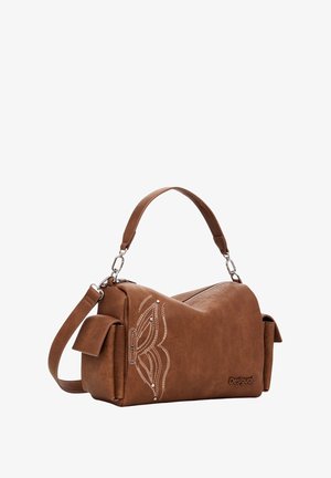 Sac à main en cuir synthétique marron avec un design courbé, des coutures décoratives, des poches latérales, une bandoulière ajustable et un logo embossé à l'avant.
