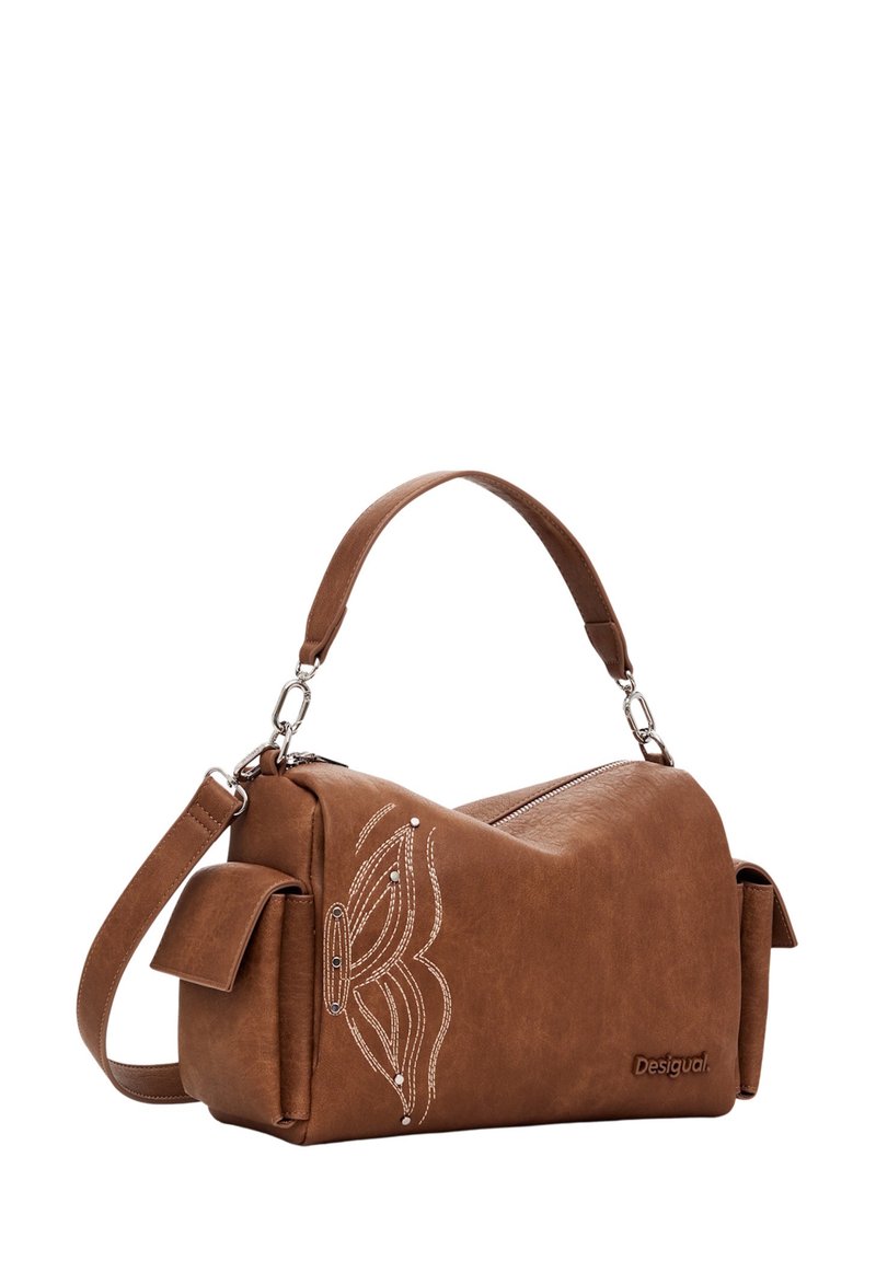 Braune Kunstlederhandtasche mit geschwungenem Design, dekorativer Naht, Seitenfächern, verstellbarem Riemen und einem auf der Vorderseite eingeprägten Logo.