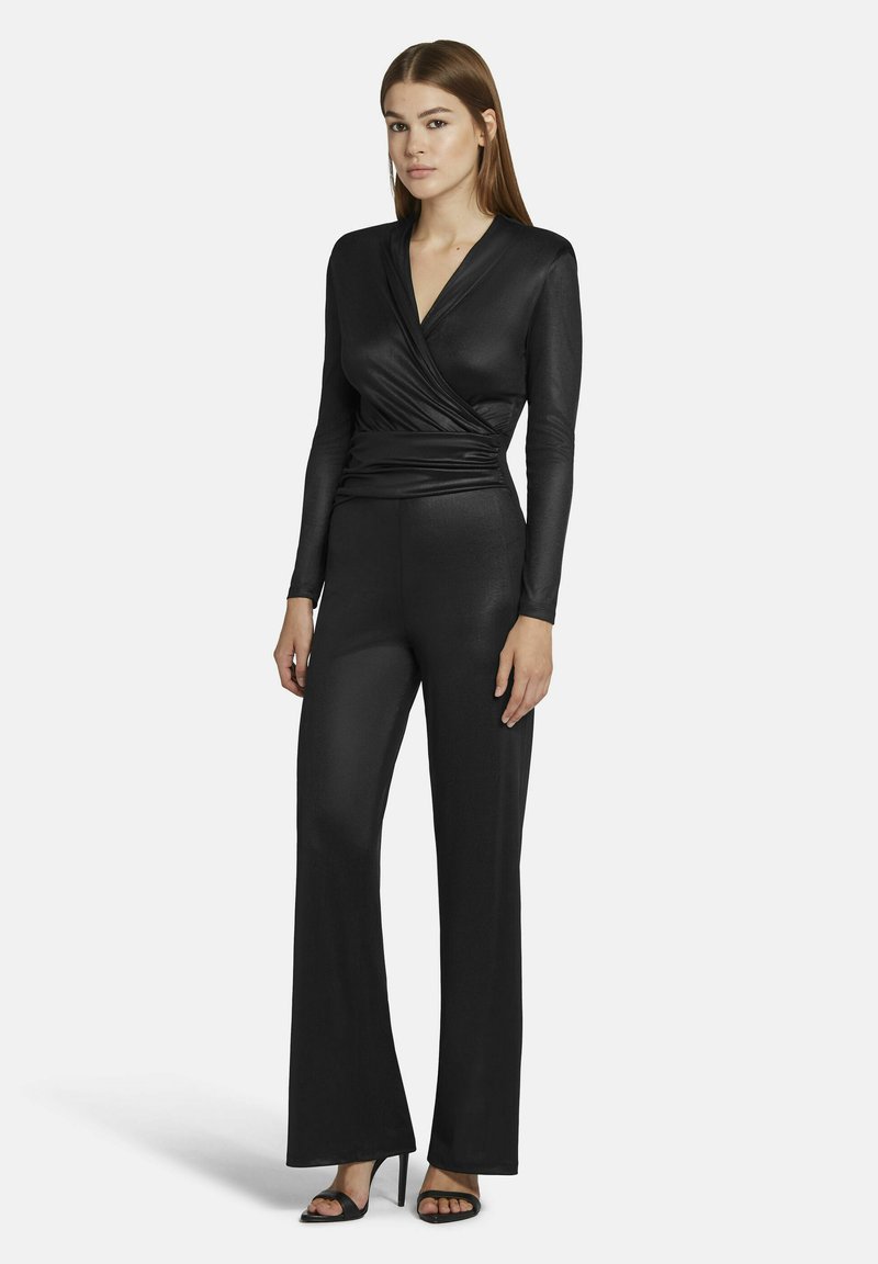Zwart jumpsuit met een wikkelstijl top en lange mouwen, met een aansluitende taille en brede broekspijpen. Soepele, matte textuur.