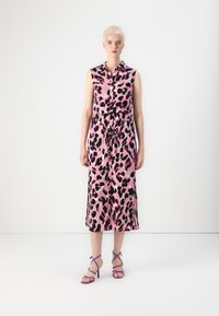 Ροζ φόρεμα με λεοπάρ μοτίβο, χωρίς μανίκια, με κουμπωτή μπροστινή όψη, δεμένο στη μέση και μήκους midi, συνδυασμένο με μωβ ψηλοτάκουνα σανδάλια με λουράκια.