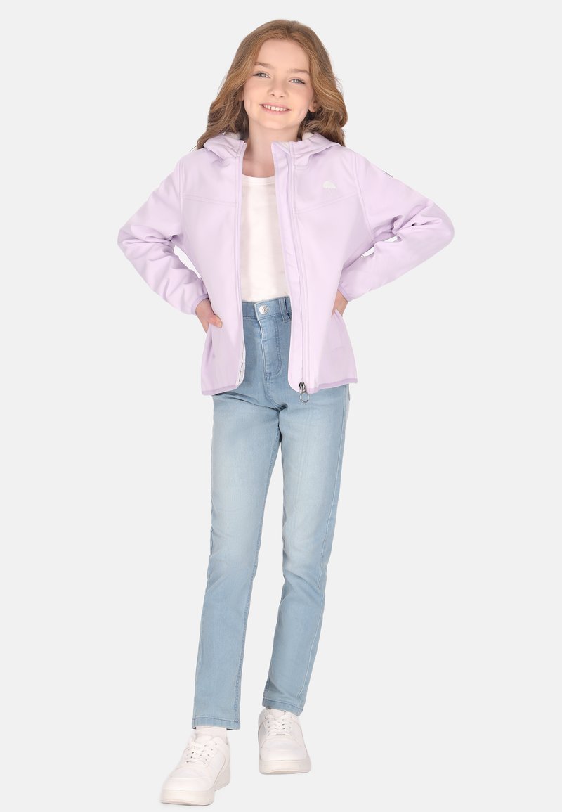Giacca zip-up viola chiaro con cappuccio, indossata sopra una maglietta bianca e jeans azzurri chiari. L'outfit è completato da sneakers bianche.