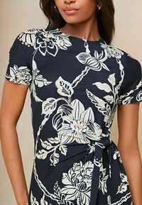 Lipsy SHORT SLEEVE MIDI - Enostavna obleka - navy blue floral