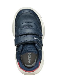 Sneaker blu navy con tomaia in pelle liscia, dettagli in rete, doppie cinghie in velcro, suola bianca e accenti rossi sul tallone.