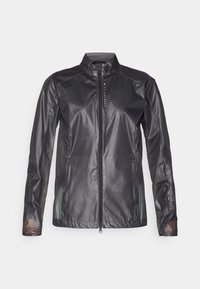 Svart lättviktig jacka med hel dragkedja fram, ståkrage och långa ärmar. Har en glänsande finish och subtil textur.