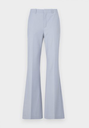 Pantaloni a zampa d'elefante blu chiaro con una texture liscia, dotati di fronte piatto, due tasche laterali e una vita pulita.