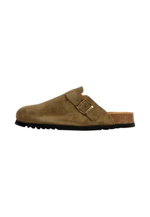 Sabots en cuir suédé vert olive à enfiler, avec une semelle en liège. Équipés d'une boucle latérale et d'un bout arrondi. Tige texturée avec un design à profil bas.
