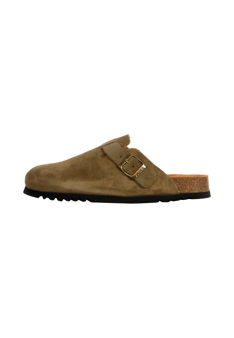 Sabots en cuir suédé vert olive à enfiler, avec une semelle en liège. Équipés d'une boucle latérale et d'un bout arrondi. Tige texturée avec un design à profil bas.