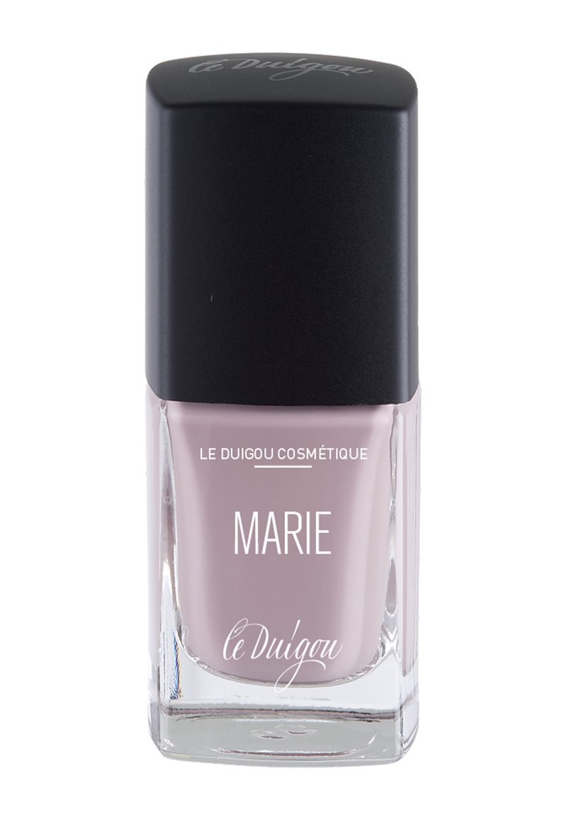 Nagellackflasche mit quadratischem Boden, klarem Glas und einem mattschwarzen Deckel. Die Farbe ist zartes Mauve mit weißem Textbranding auf der Vorderseite.